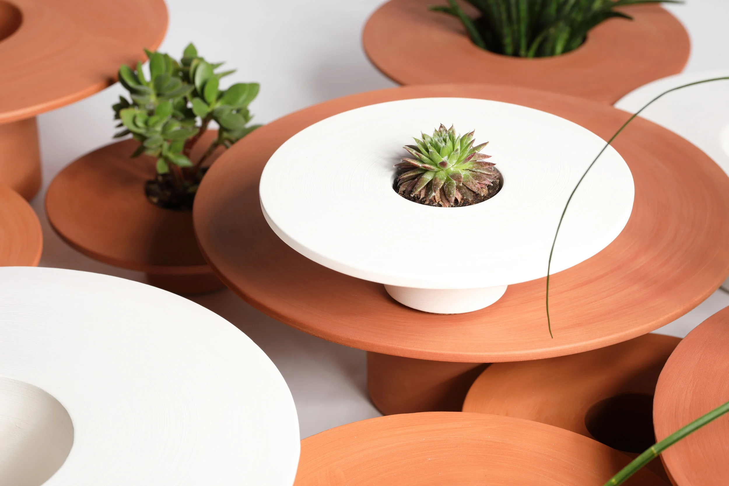 Tripot white & red terracotta