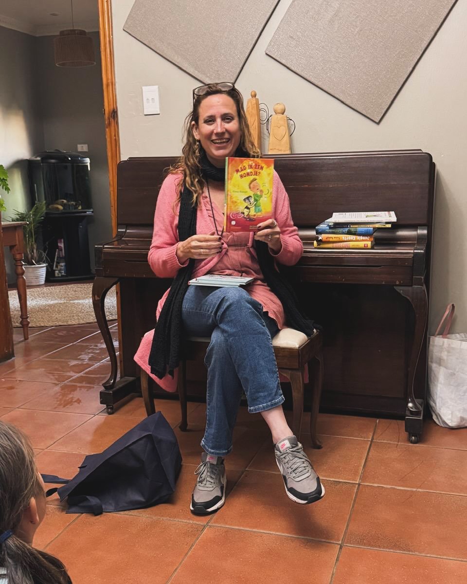 Afgelopen week kreeg onze school bezoek van schrijfster Fiona Rempt.
Aan het einde van de lessen las Fiona de leerlingen voor uit een van haar boeken. Daarnaast hadden de leerlingen ook de mogelijkheid om vragen te stellen.

En..in de bibliotheek in 