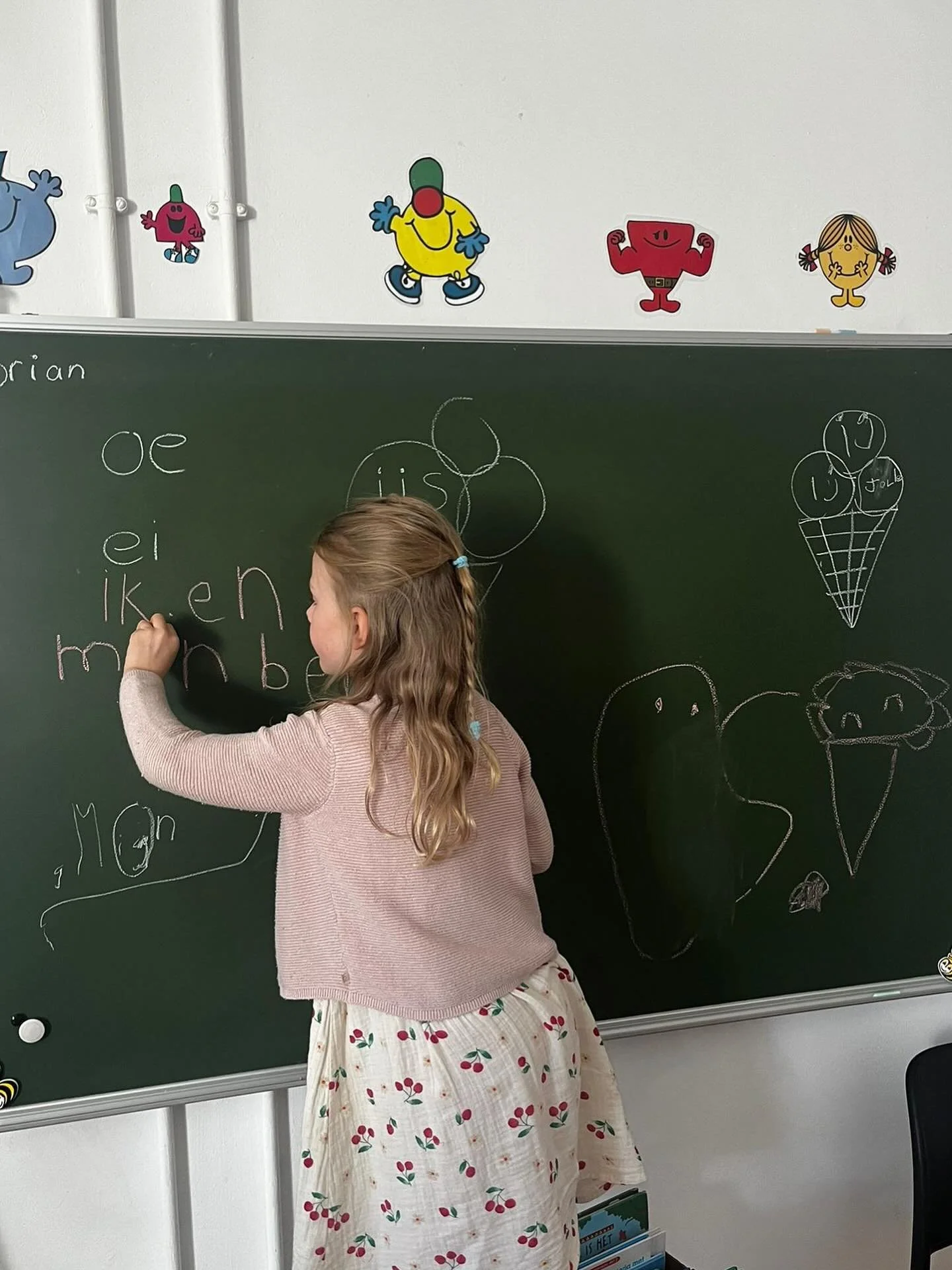 Groep drie is aan het oefenen met tweetekenklanken gedurende de les.

#nederlandselessen #tweetekenklanken #schrijven #nederlandersinhetbuitenland