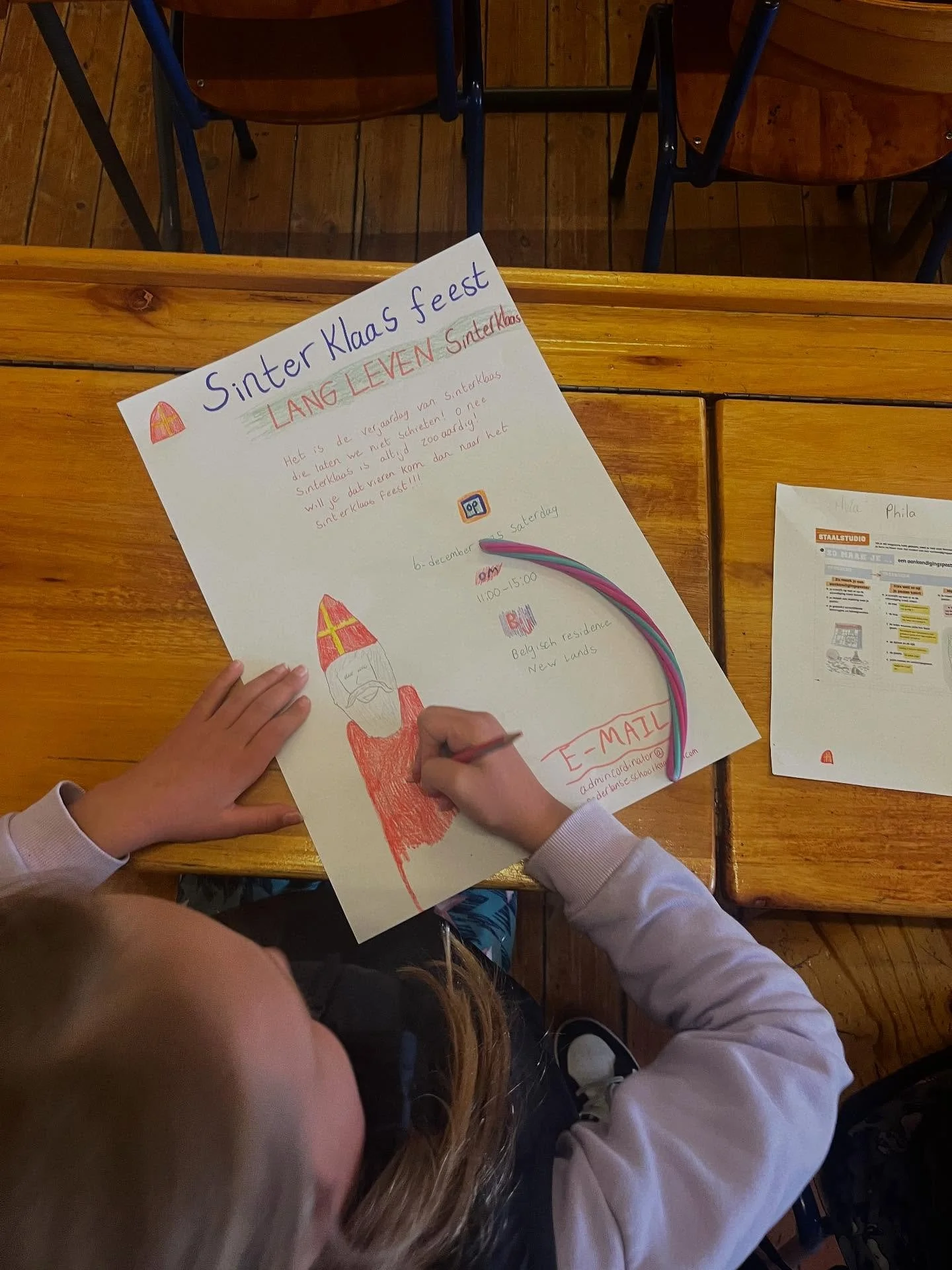 Het thema waar groep 6 de afgelopen weken aan heeft gewerkt is &lsquo;Feest&rsquo;. Ter afsluiting van het thema maakten de leerlingen een poster. Wat staat er nu precies op een poster? Denk aan onder andere een mooie, pakkende leus/titel/datum/conta
