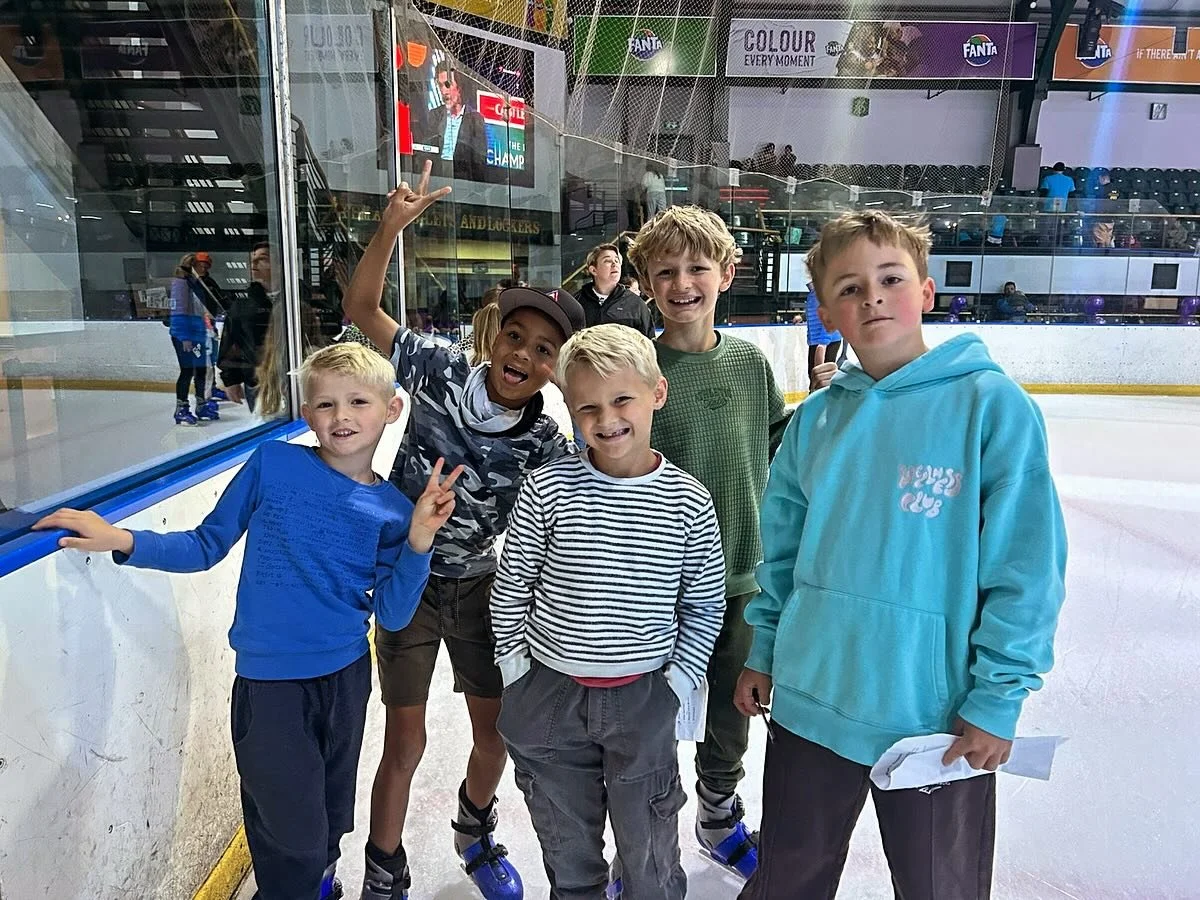 Wat een gezelligheid op de schaatsbaan afgelopen zaterdag.
De leerlingen gingen op vossenjacht op het ijs. Opzoek naar bekende Nederlandse figuren en/of voorwerpen op de schaatsbaan.

Bedankt juf Laurie voor het organiseren!

#schaatsuitje #vossenjac