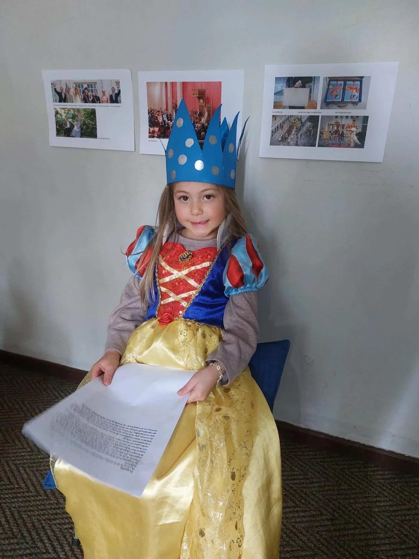 Deze week staan de lessen in het teken van Prinsjesdag.

In groep 1-2 mochten kinderen met een kroon even op de troon zitten en hun eigen &lsquo;troonrede&rsquo; houden.

Een aantal idee&euml;n die naar voren kwamen: 
- Alle kinderen zouden elke avon
