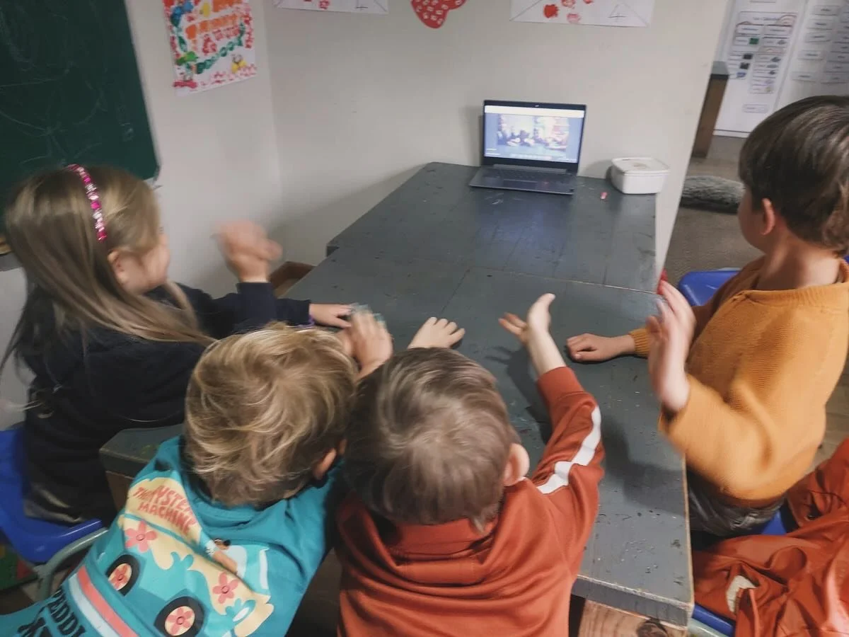 Groep 1-2: Thema familie
Communiceren met familie in het Nederland en Belgie, dat werd natuurlijk videobellen met de opa en oma van een van de leerlingen. 

De leerlingen maakten ook een blikjestelefoon en leerden hoe bellen nu eigenlijk werkt.

#mon