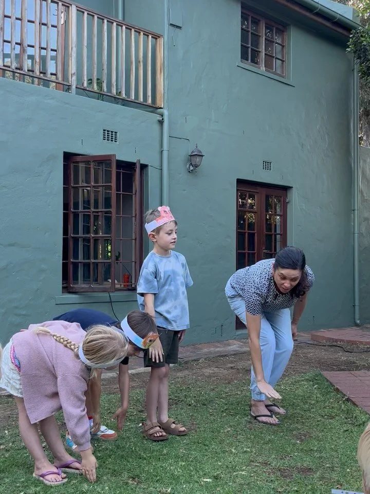 De afgelopen weken stonden de lessen in het teken van kinderboekenweek. Met als thema: Vol Avontuur.
Op woensdag werd kinderboekenweek afgesloten met een voorstelling voor de ouders. Groep 1-2 gingen op Berenjacht.

#kinderboekenweek #volavontuur #le