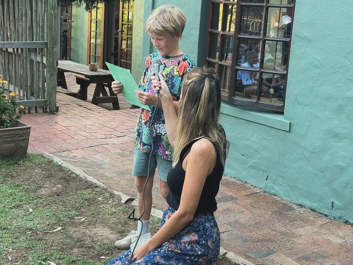 Tijdens het kinderboekenweek opteden lazen de leerlingen van groep 3 een avontuurlijk gedicht voor.

#kinderboekenweek #volavontuur #gedicht #voorstelling #nederlandersinkaapstad