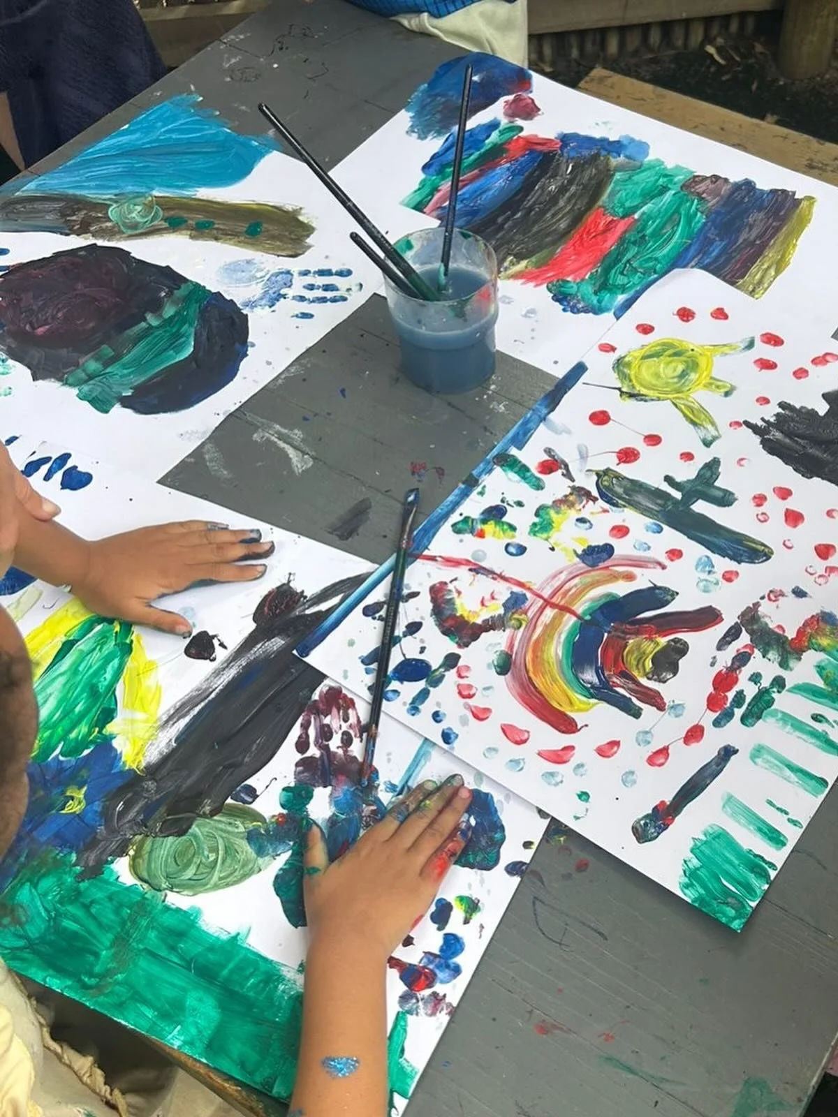 Afgelopen zaterdag was het weer tijd voor onze extra les,  dit keer in het teken van kunst! 
Groep 1/2/3 leerden observeren als echte kunstenaars en maakten een elfje (gedicht in elf woorden) over een wereldberoemd schilderij van Vincent van Gogh. Da