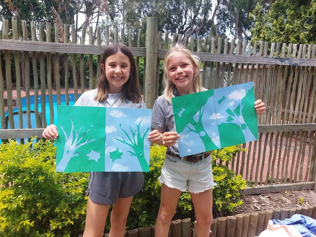 Tijdens de extra les op zaterdag, maakten groep 4-8 kennis met het surrealisme door middel van de schilderijen van de beroemde Belgische kunstenaar Ren&eacute; Magritte. In zijn stijl maakten ze een mixed media kunstwerk, waarbij contouren en silhoue