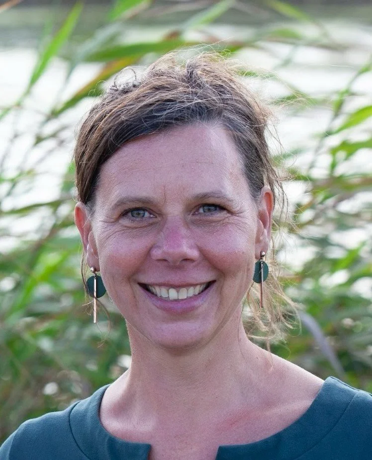 Juf Jodie hebben jullie vast al voorbij zien komen  in Noordhoek en Sea point. Sinds oktober is juf Jodie leerkracht van groep 3 in Noordhoek.

Ruim een jaar geleden verhuisde juf Jodie met haar gezin van Antwerpen terug naar Zuid Afrika.

Ook haar k