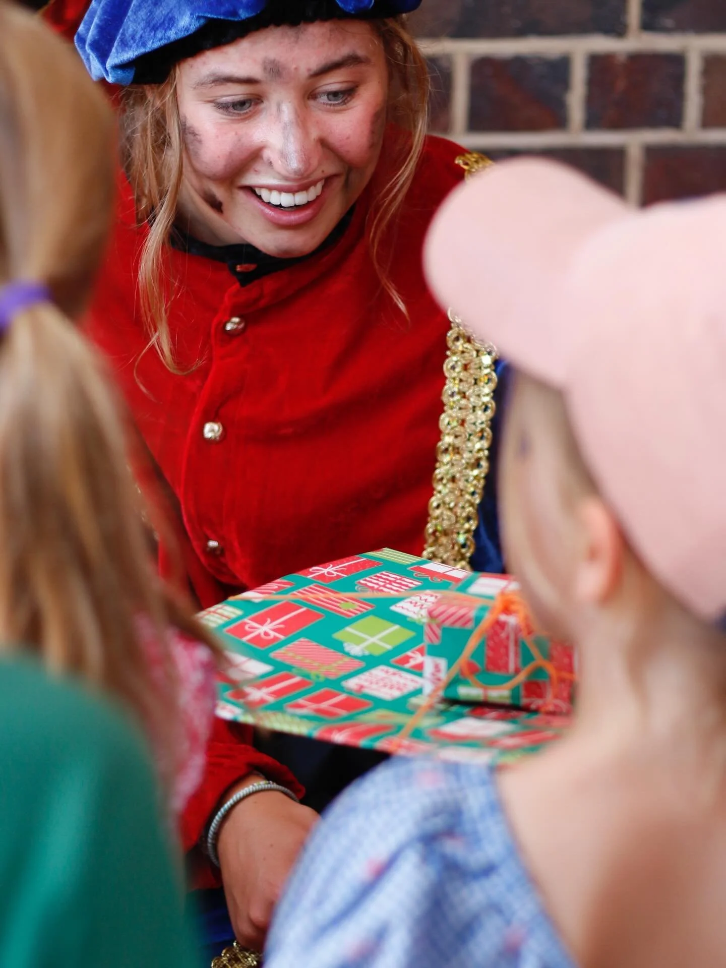 De beste wensen voor het nieuwe jaar, namens de Nederlandse School Kaapstad!

Even een terugblik op een aantal hoogtepunten van 2025:
- Sinterklaas
- Cultuurochtend: Kunst in de klas
- Het Grote Dictee der Nederlandse taal
- Koningsdag
- Schaatsfesti