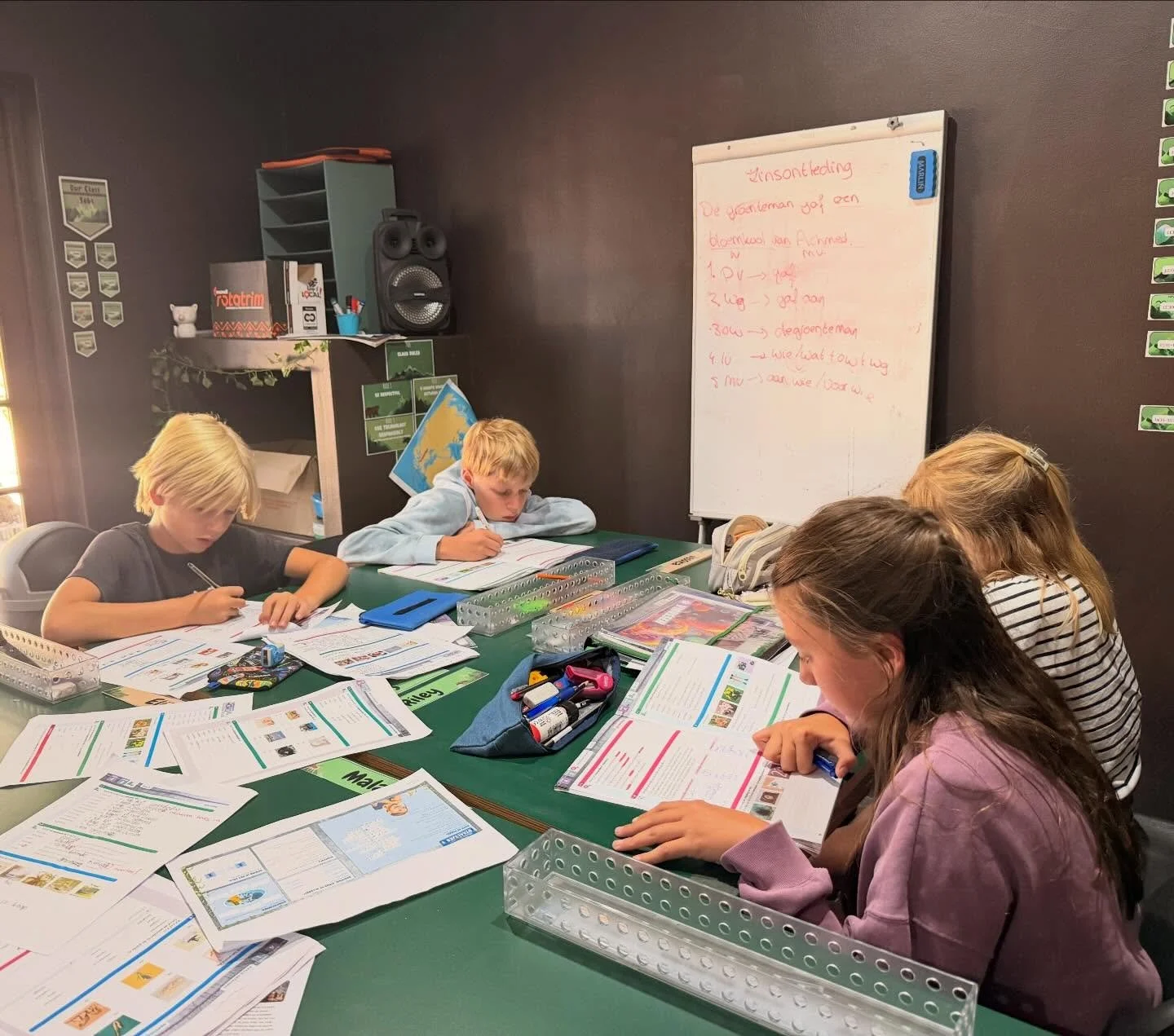 Groep 8 in Noordhoek is een klein clubje. De leerlingen zijn hard aan het werk en leren hoe het meewerkend voorwerp te vinden in een zin. Samen overleggen en bespreken wat het juiste antwoord is. Teamwork 💪.

#nederlandselessen #zinsontleding #taalo