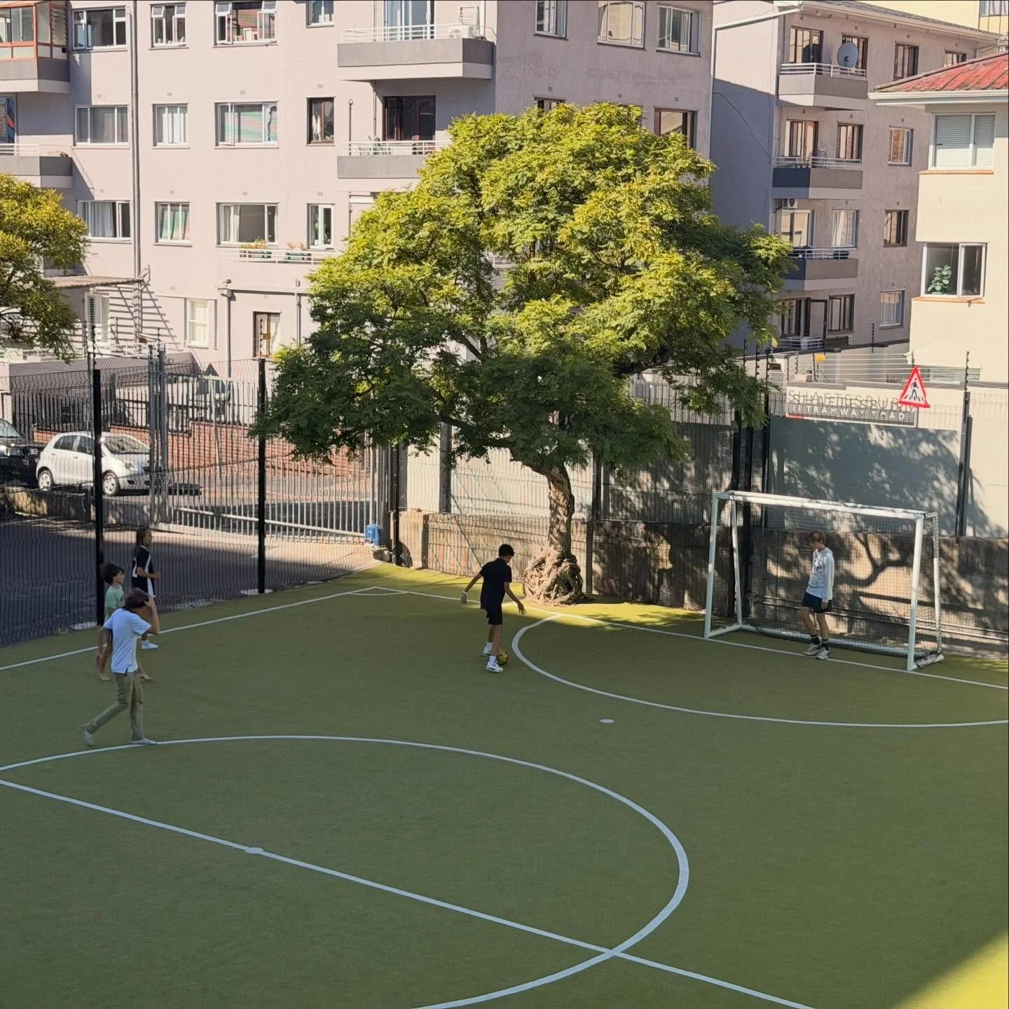 Pauze - tijd voor (nieuwe) vriendschappen met Nederlanse kinderen. De jongens in Sea Point kijken er wekelijks naar uit om samen te kunnen voetballen.

#nederlandselessen #pauze #vriendschappen #nederlandersinkaapstad