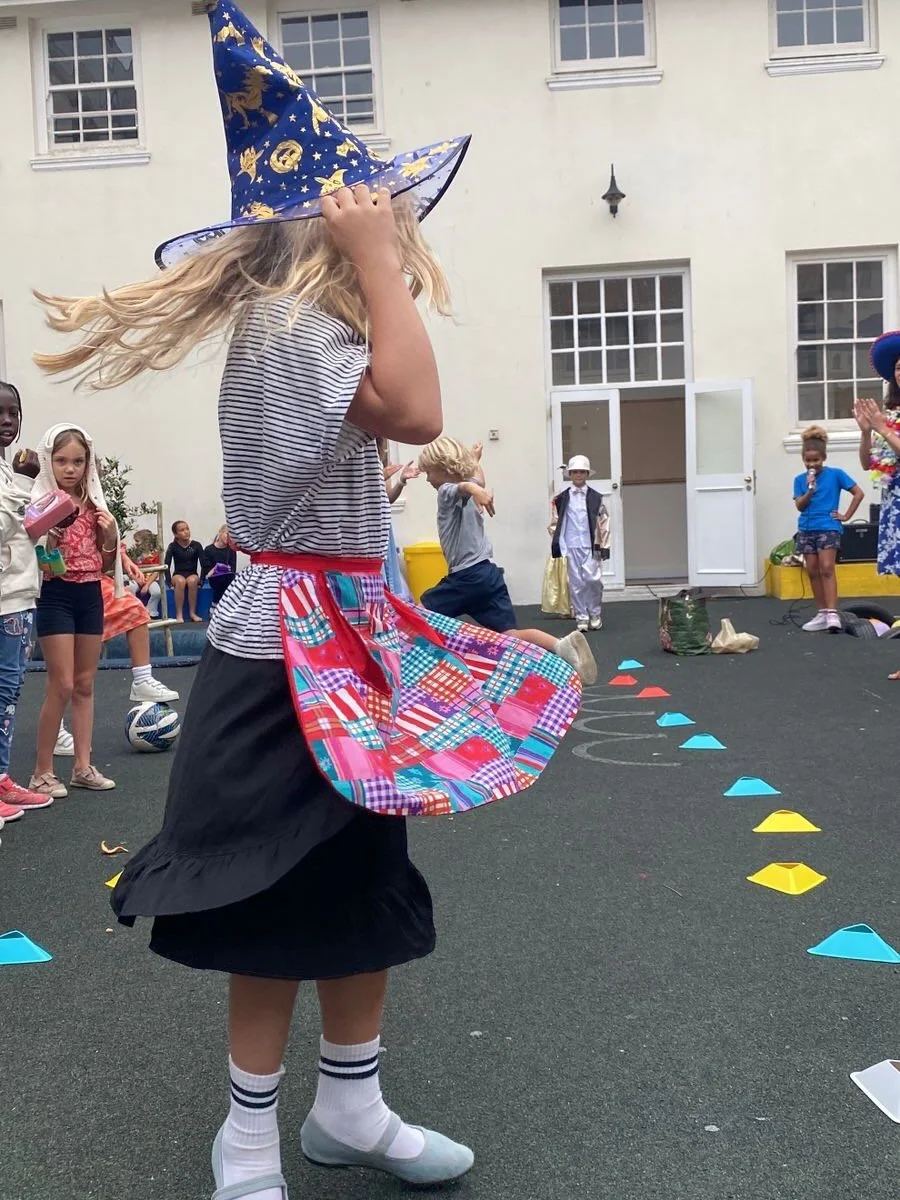 De leerlingen in Sea Point lieten hun mooie outfits zien op de catwalk.

#carnaval #verkleden #nederlandseschoolkaapstad #nederlandsonderwijsinhetbuitenland