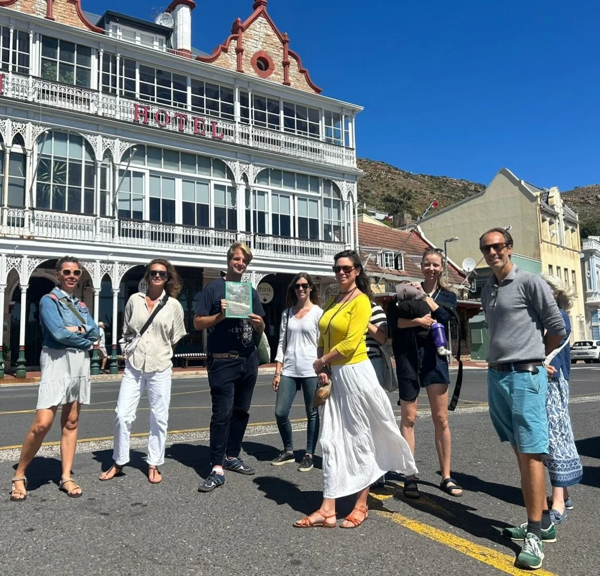 Afgelopen weekend ging het leerkrachtenteam en het bestuur op pad. Een historische tour door Simons Town, afgesloten met een heerlijke lunch.

#teamouting #nederlandselessen #leerkrachten #bestuur