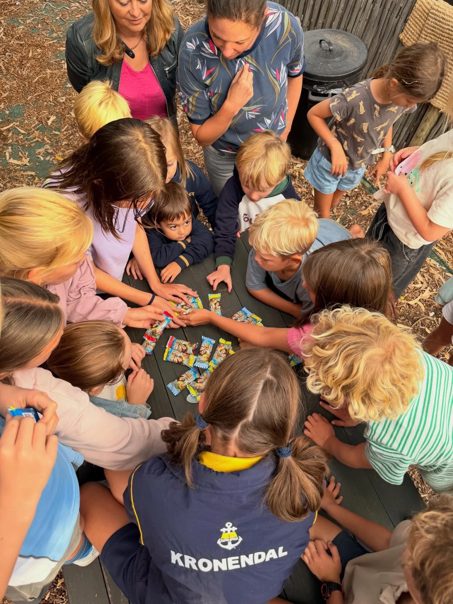 In Noordhoek kwam de Paashaas op bezoek. Hij had een boodschap achtergelaten voor de leerlingen, maar dat was even puzzelen. 

#pasen #eierenverstoppen #nederlandseles #taalonderwijs