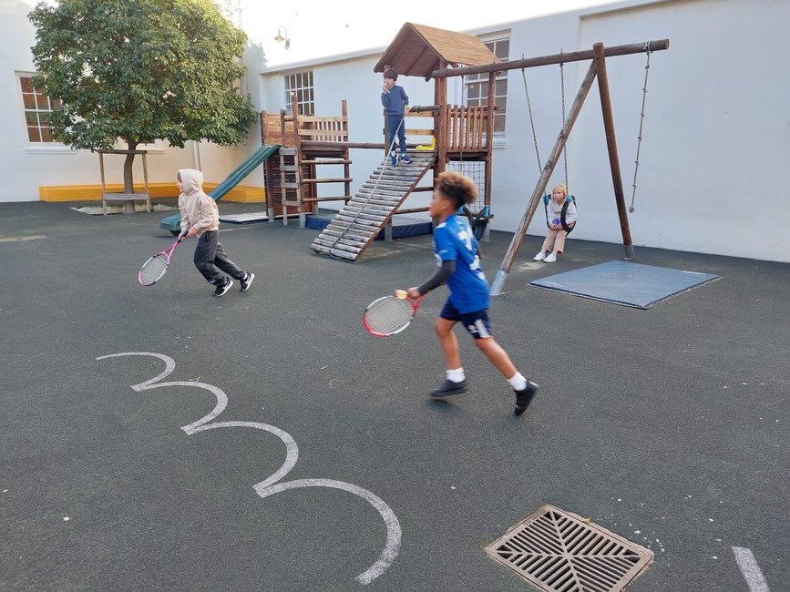 In 2021 is de Nederlandse School Kaapstad gestart met de ontwikkeling van een eigen kleutermethode. We hebben gekozen voor thematisch onderwijs dat goed aansluit bij de belevingswereld van Nederlandse kleuters in Zuid-Afrika. De rode draad binnen elk