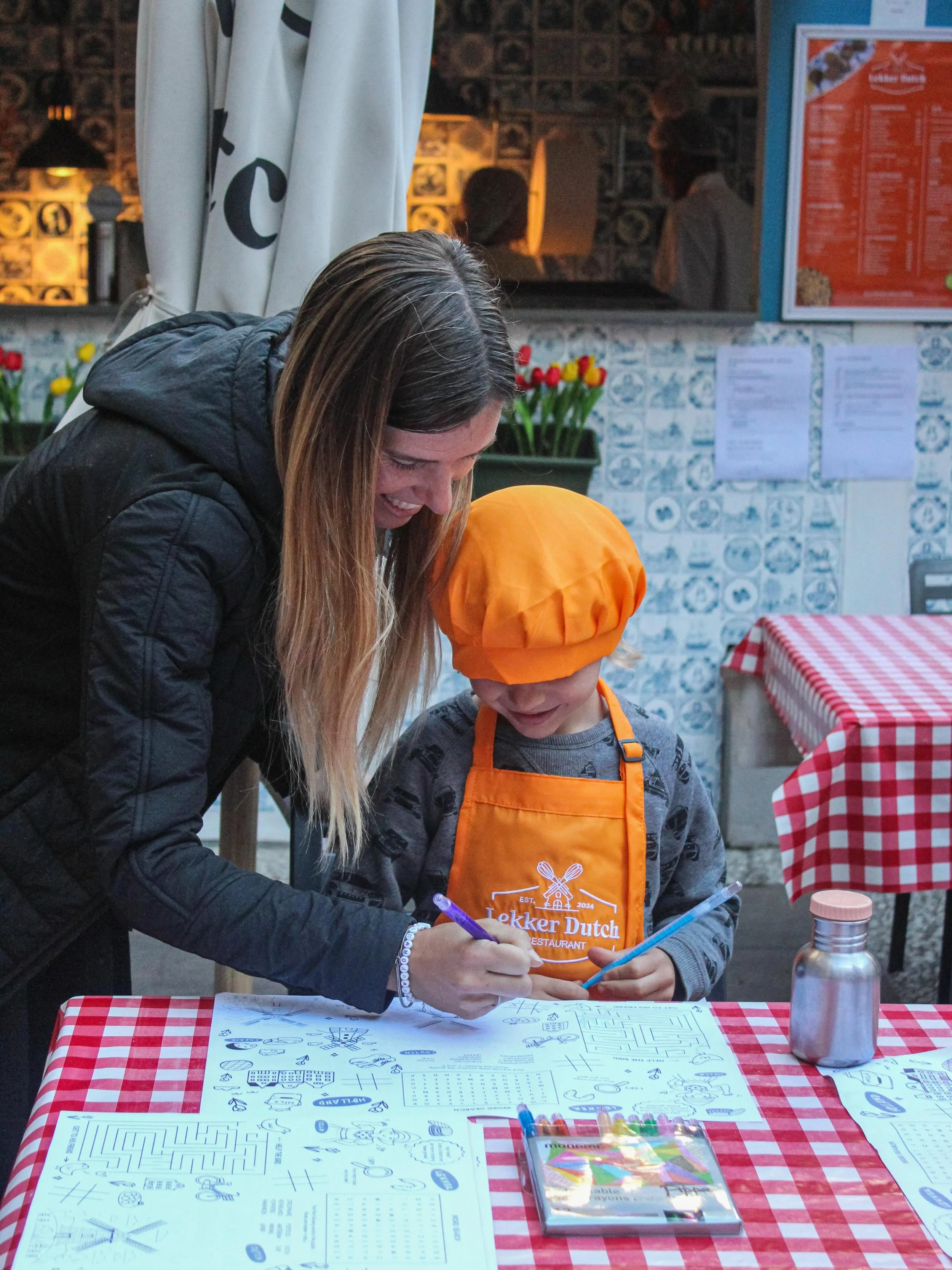 Wat een feest was het afgelopen zaterdag: Kinderkookcafe. 

Onze leerlingen stonden in de ochtend heerlijk te kokerellen. Na afloop schoven de ouders aan tafel, om te genieten van al het lekkers, dat onze leerlingen hadden bereid.

Bedankt juf Annema