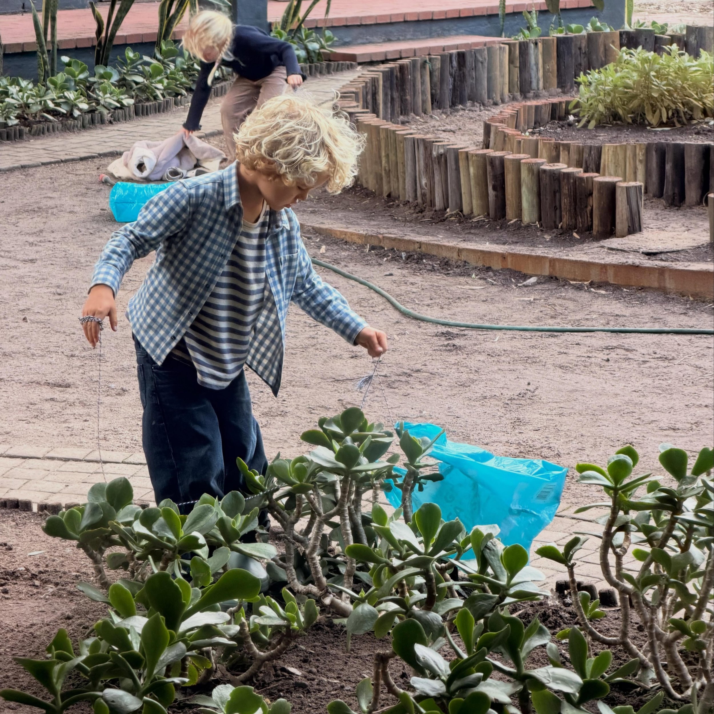 De afgelopen weken stonden de lessen van groep 1-2 in het teken van thema rommel.

De leerlingen leerden over afval, hergebruik en zorgen voor je omgeving.

#nederlandselessen #taallessen #themarommel