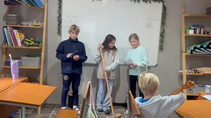 Een kijkje in de klas van juf Florentien.
Tijdens de les rondom herdenkings- en bevrijdingsdag, droegem de leerlingen een lied voor uit kamp Schoorl.

#nederlandselessen #taalonderwijs #herdenkingsdag #nederlandersinkaapstad