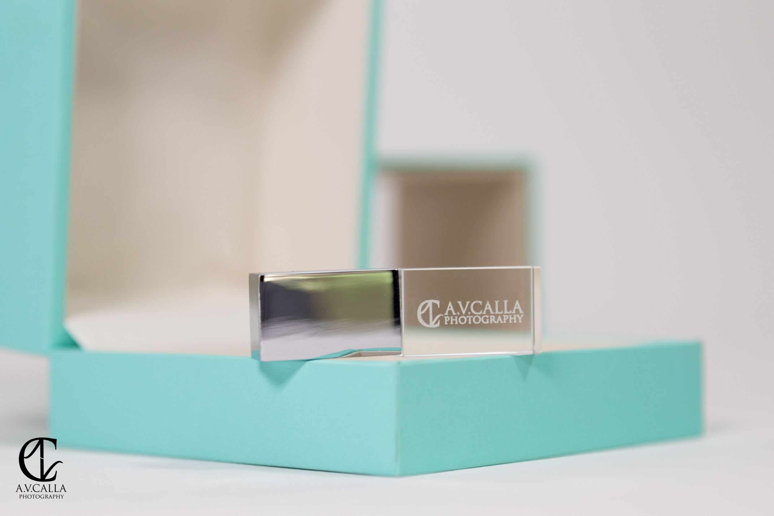  Luxury Crystal USB Drives. Chrome, Gold and other great options. 
