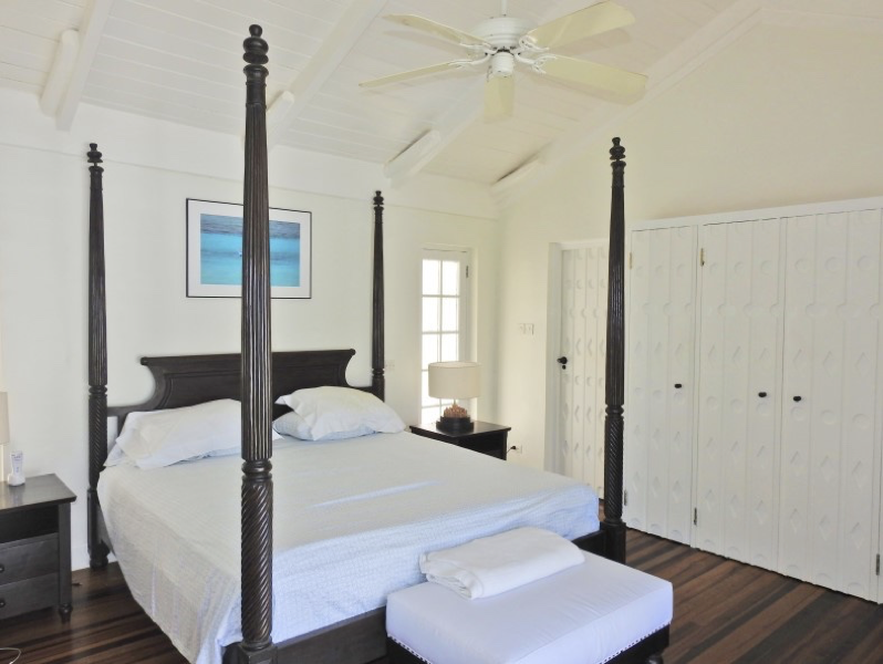The west facing  master bedroom with super king sized bed has an en suite bathroom and airconditioning.