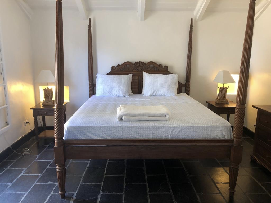 The separate cottage with private entrance has a bedroom with a super king sized bed, ensuite bathroom and airconditioning.