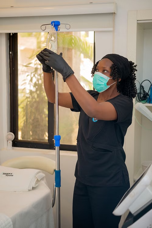 A nurse in an outpatient clinic sets up an IV.