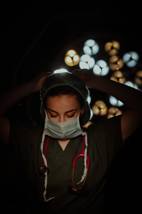 A surgeon wears a hat to an OT.
