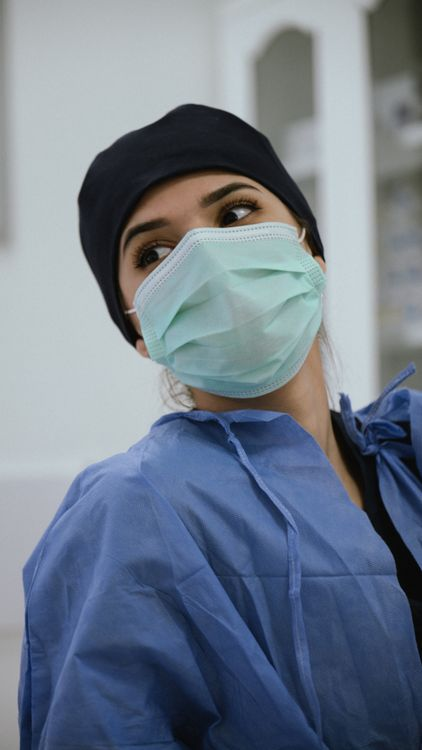 A surgeon wears a comfortable surgical cap.