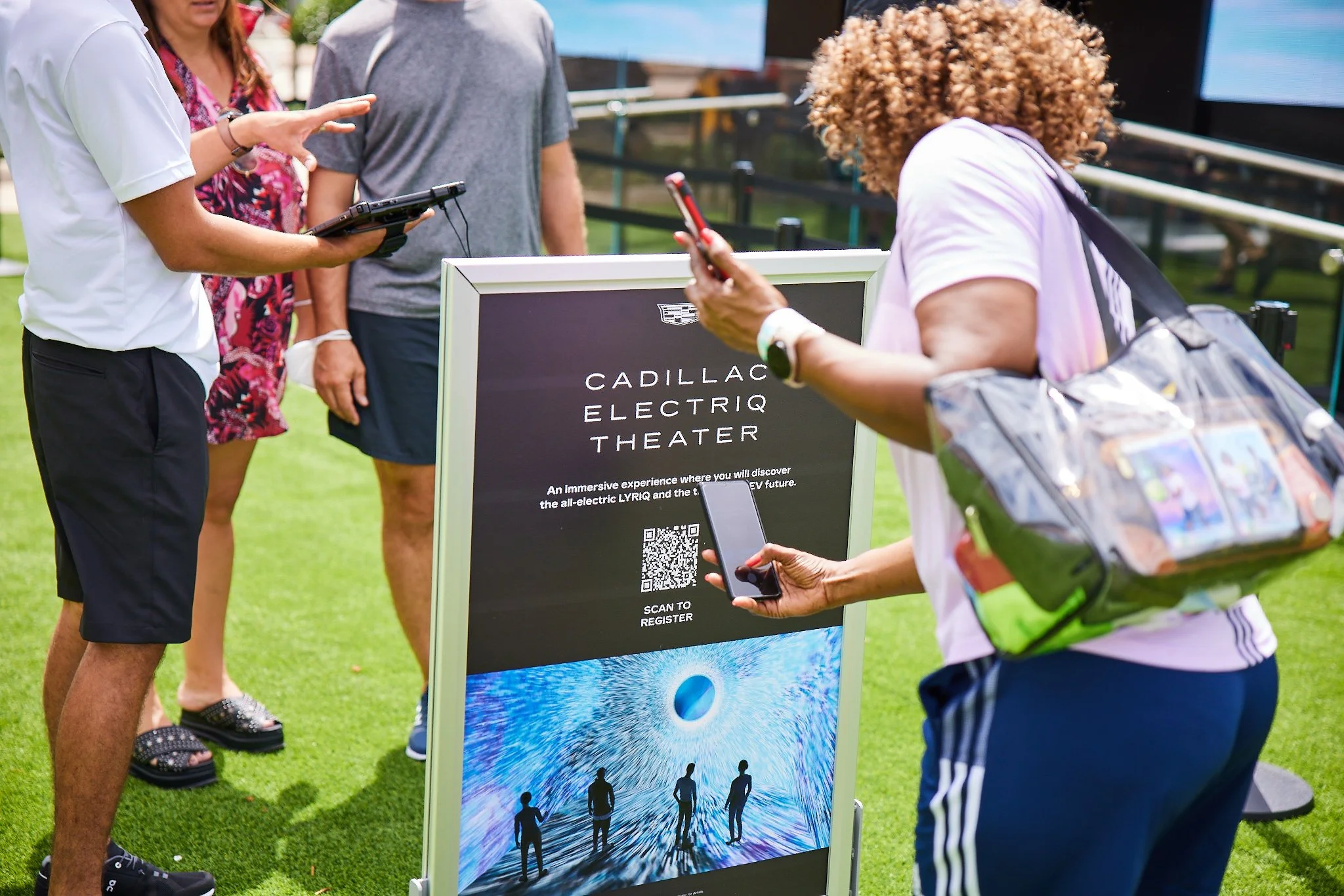 220322_Cadillac_ELECTRIQ Theater Mobile_06.jpg