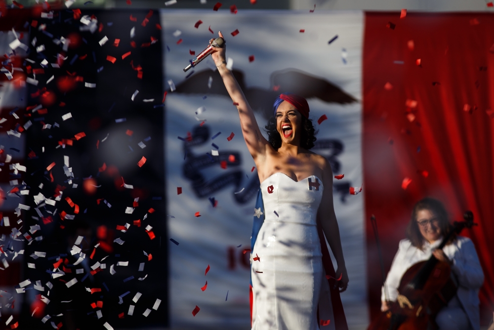  Katy Perry sings during a rally for Democratic Presidential candidate Hillary Clinton before the historic Iowa Democratic Party's annual Jefferson-Jackson Dinner in Downtown Des Moines on Saturday, October 24, 2015. 