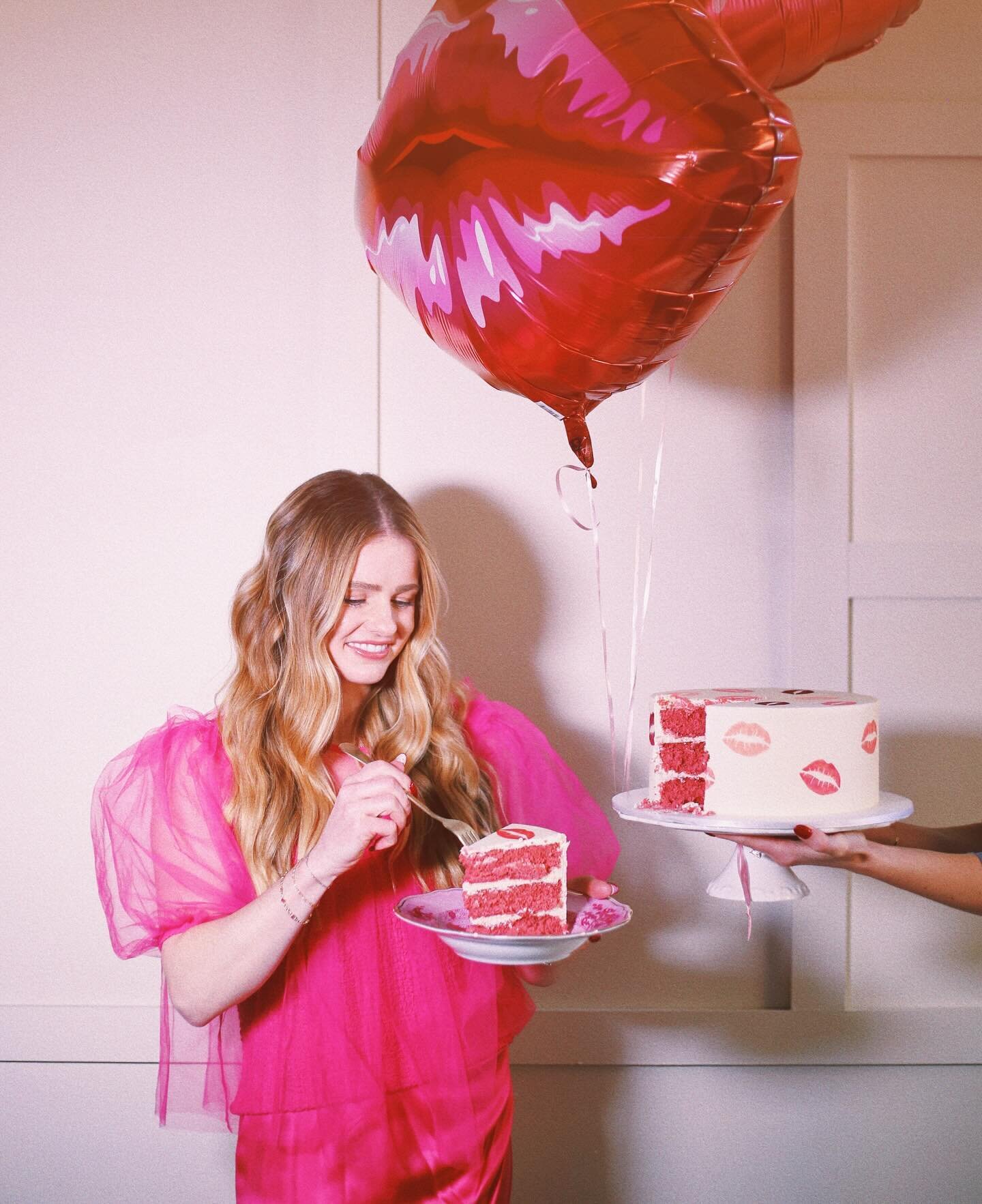 Happy Lovers Day 💕❤️&zwj;🔥🍰 for Cherry Creek Magazine.  We shot at the gorgeous Hotel Clio located in the Cherry Creek neighborhood of Denver. 

Model/Event Designer: @jennaleighfrum 
Model/Floral Designer: @pepperrosedesign 
Furniture: @joybird 
