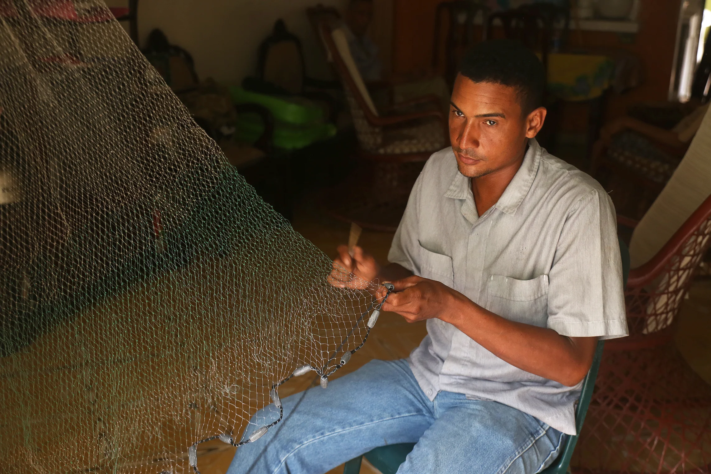 Joel making a fishing net in Higuey