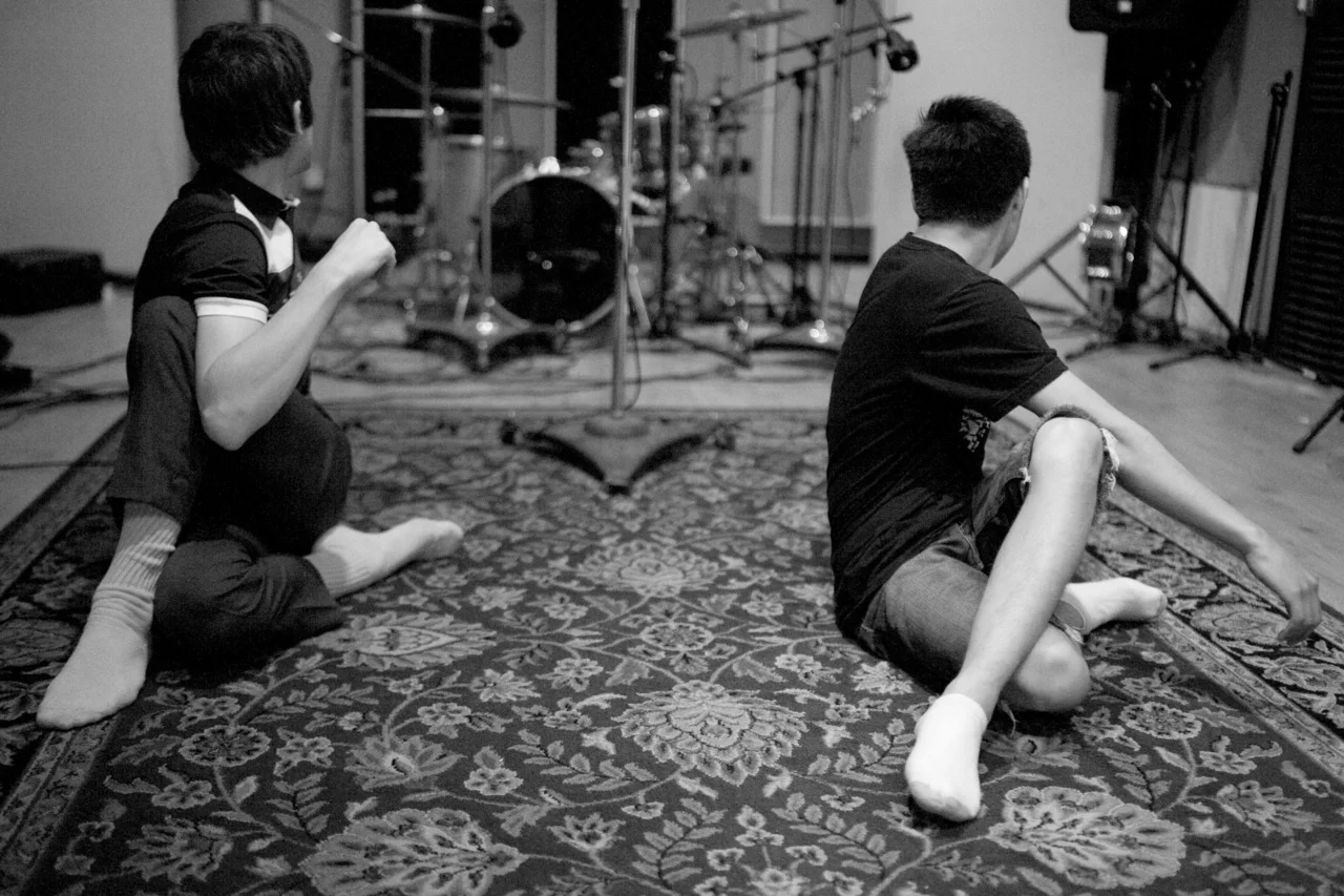 Anna is the best. Can’t even think of words to describe how much we are blessed by her work.
www.skeletonkeyphotography.com
awwnuh:
Yoga time with Nik and Daniel