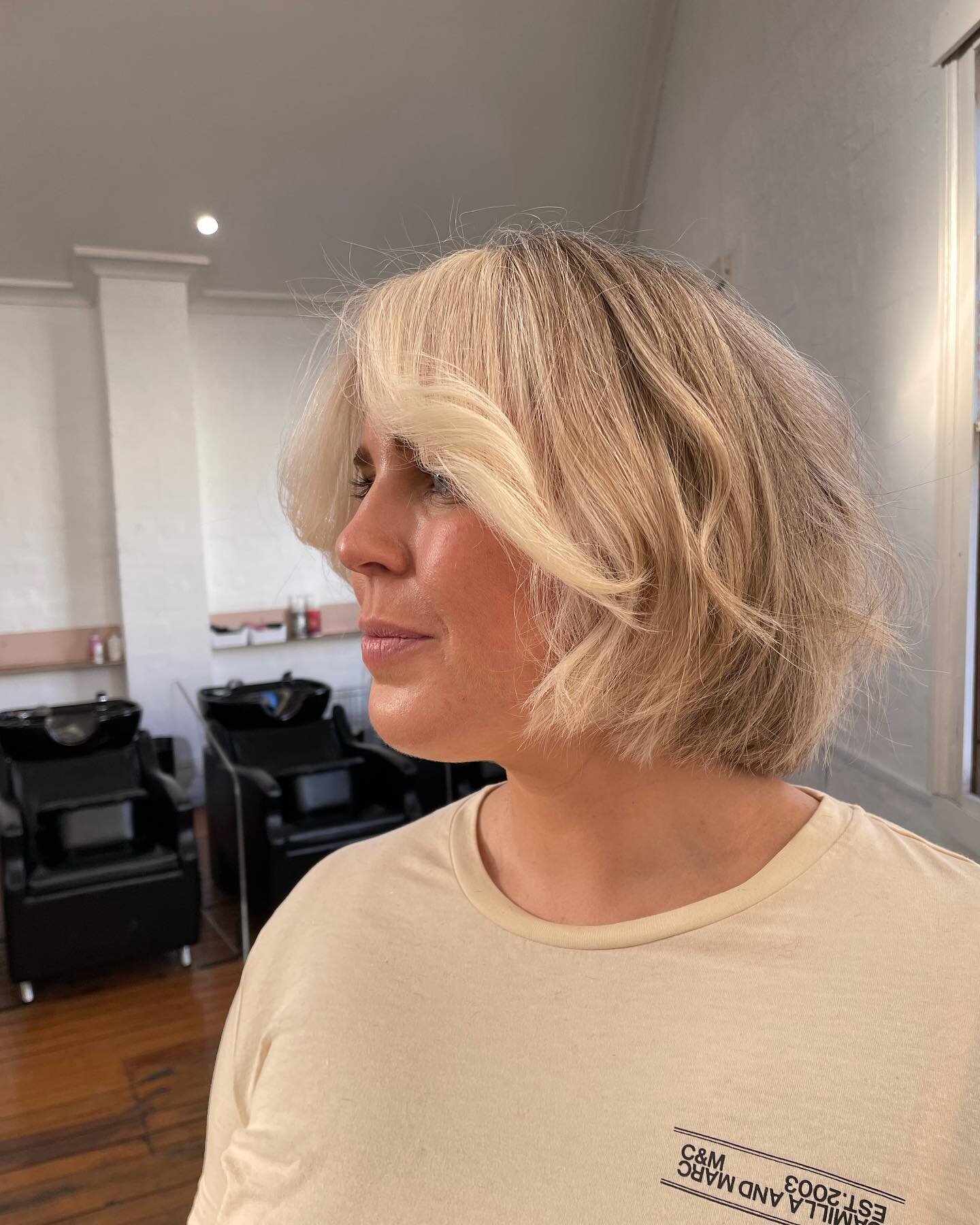 It&rsquo;s CHOP season ! ✂️✂️✂️
Over everything? Need a change ? Just chop it off or go PINK! 

#ddcohair #chopitoff #thisisyoursign #blondebob #bob #moneypiece