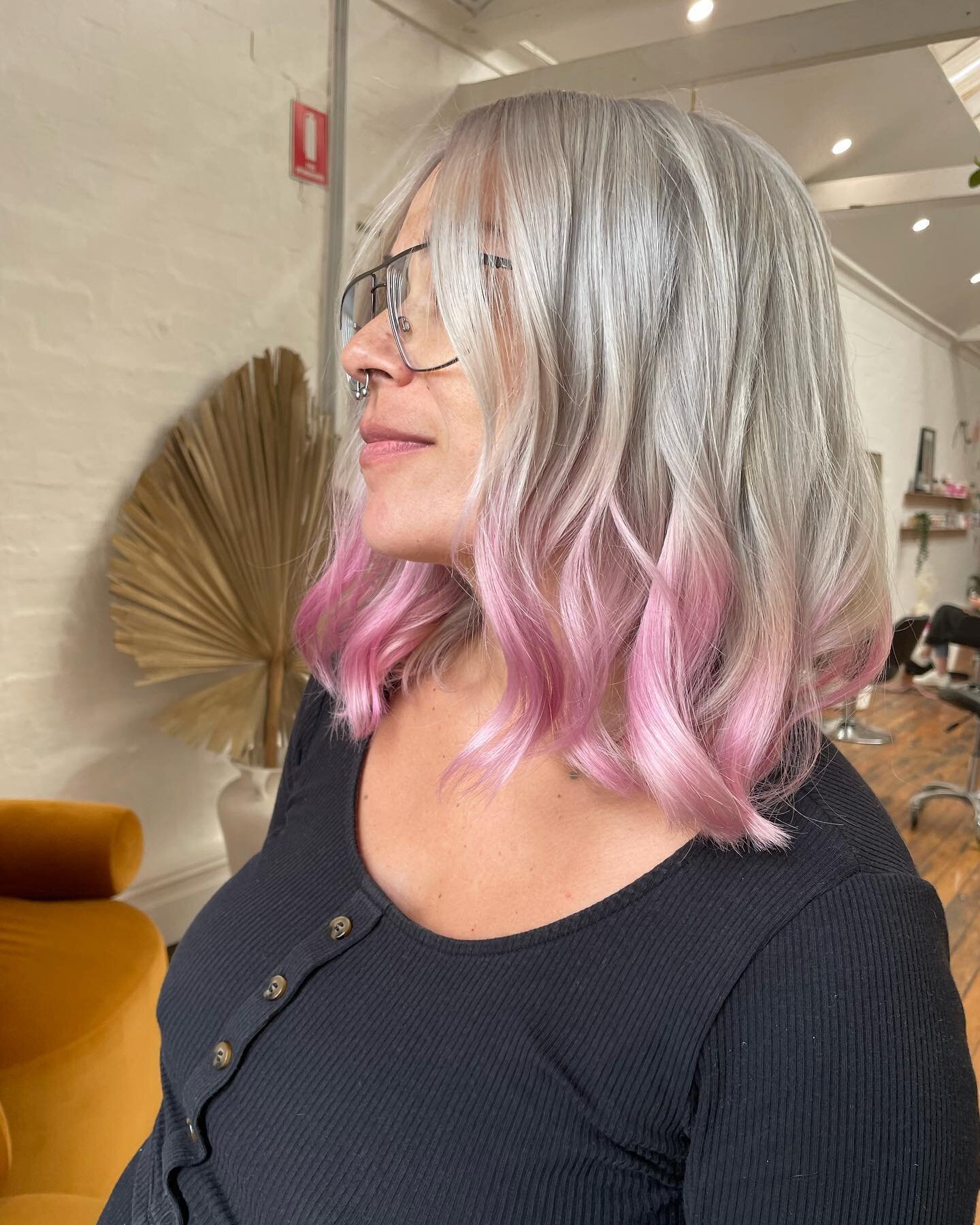 Brings light to my face 😍😍😂 @eightyandtwo love you !!! Can&rsquo;t wait to meet your miracle baby gal 💖💖💝💝

#ddcohair #pinkhair #kemoncolor #arcticfoxhaircolor #annadalehairdresser #annadalesalon #warehousesalon #maneaddicts