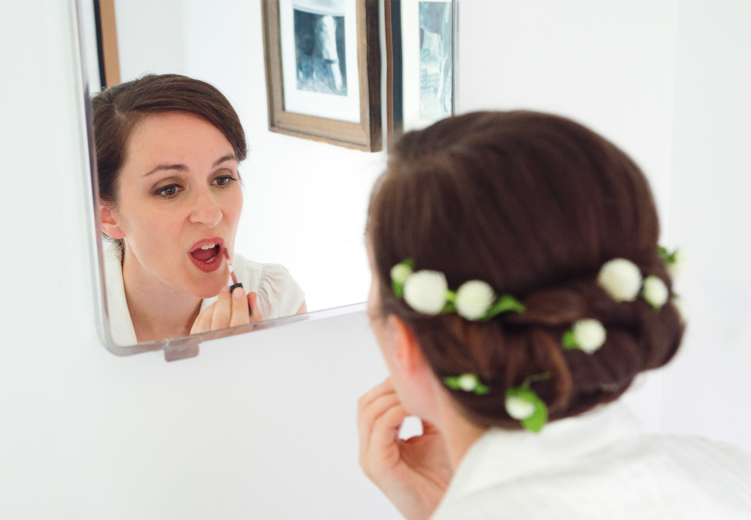 Bride getting ready at merry land horse farm maryland