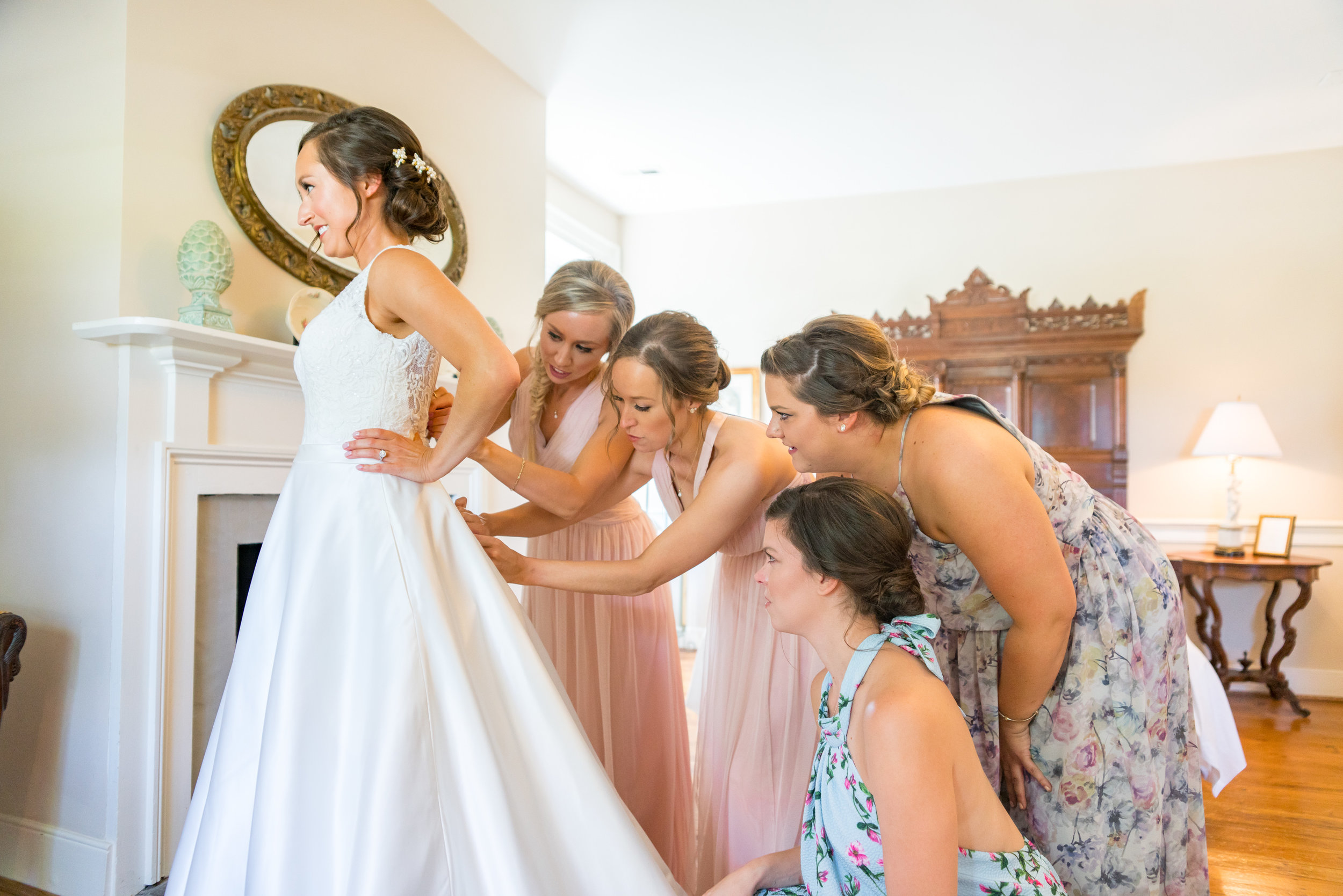 Bridesmaids and bride getting ready at Springfield Manor