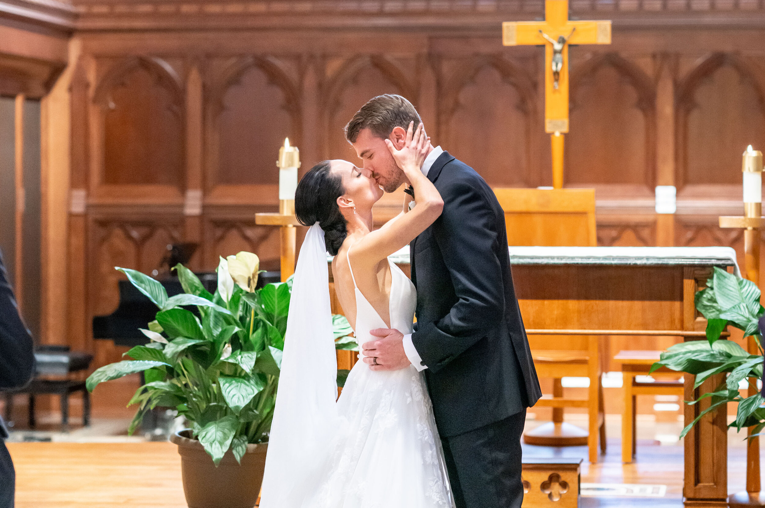 Bride and groom kiss at Georgetown University Dahlgren Chapel