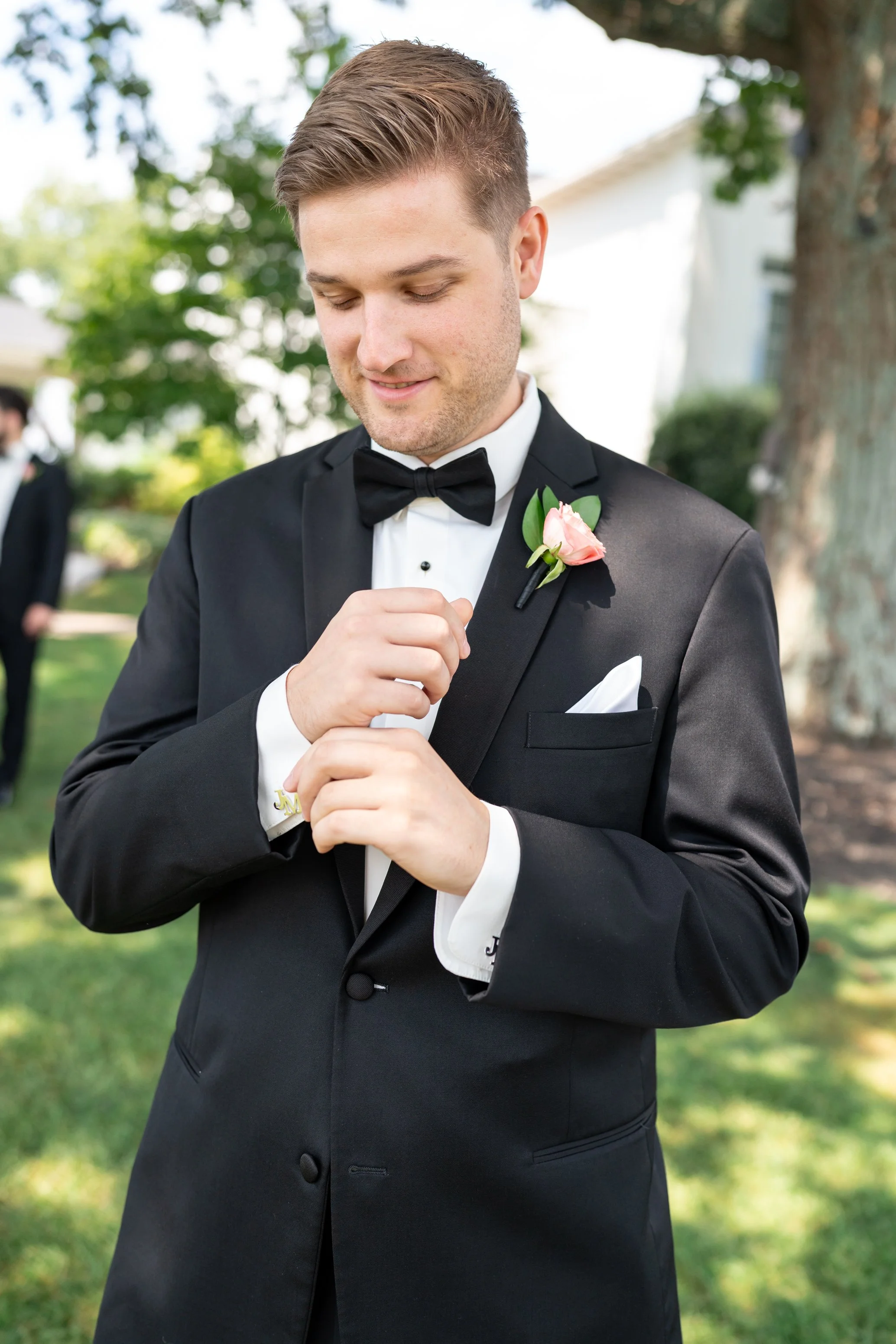 groom getting ready photos at manor country club in rockville wedding