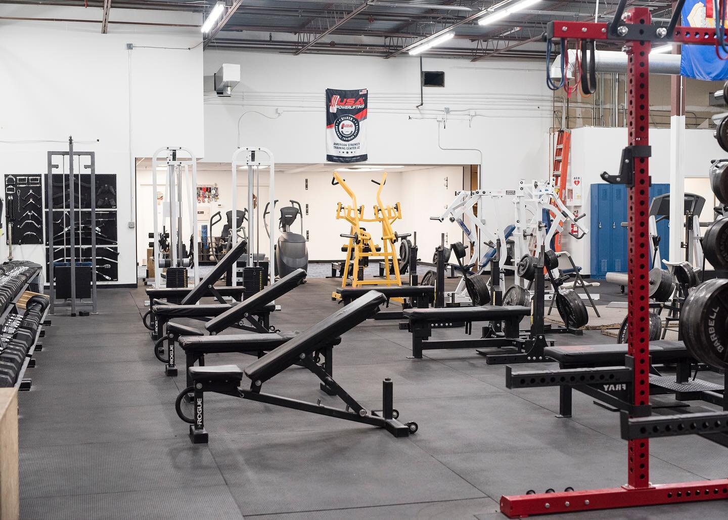 From Novice to the Elite: Powerlifting, Olympic Lifting, Strength and Conditioning and Fitness all come together. 

more info👇🏼
americanstrengthmn.com

#gym 
#powerlfitng 
#powerliftingmotivation
#coach #coaching #strengthandconditioning 
#squat #b
