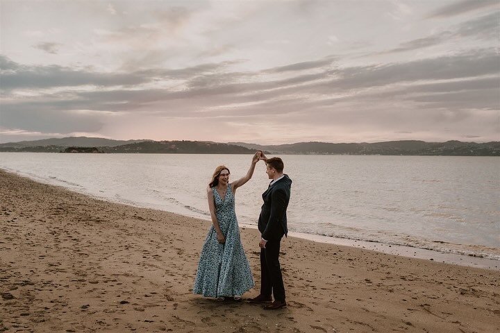 Have you been to Eastbourne? This popular Wellington spot is known for its long grass, beach setting and harbour views. Here are some favourite shots from a recent couples session! 
⠀⠀⠀⠀⠀⠀⠀⠀⠀
This was a sunny day however, in the evening we had some c