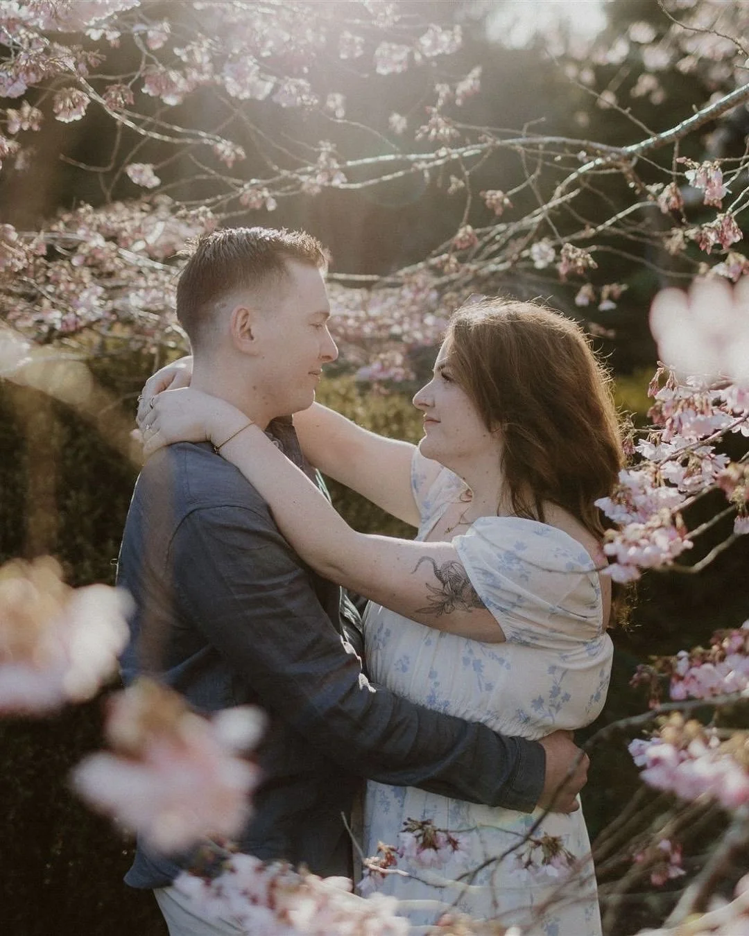 Lots of florals on my feed lately so these photos feel perfect to share! An engagement session with E + J during blossom season at @astonnorwoodgardens 🌸