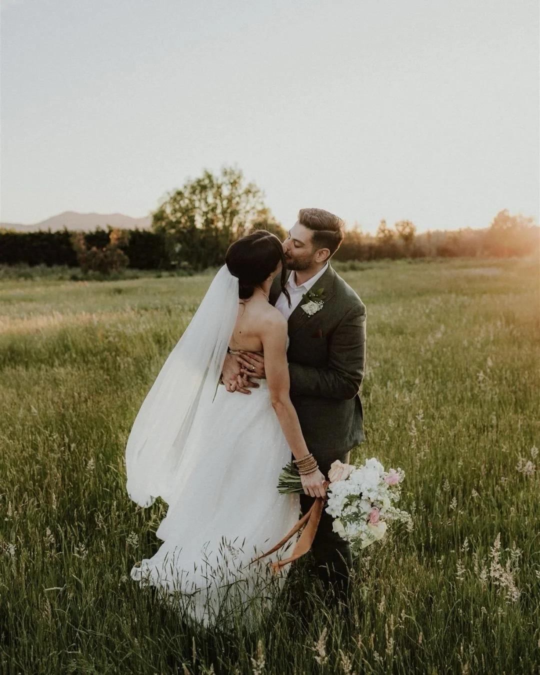 Tessa and Shub&rsquo;s wedding day at @brackenridgecountryretreat 😍 A day filled with salsa dancing, the most iconic sunset, culture, beauty (mostly talking about the lovely bride Tessa) and big vibes! 💃💍

Photographer - @jaymee_photography 
Dress