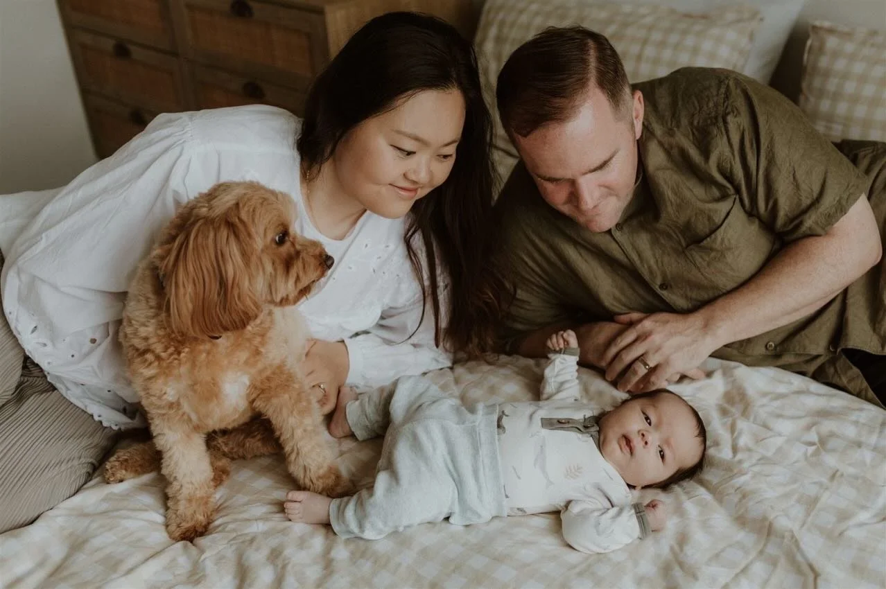 Resharing this at-home newborn session because I love all of the photographs! 🥹😍 In the last year, I&rsquo;ve been really caught up in weddings and growing that side of my business, but I do miss this slower pace of photography. 
⠀⠀⠀⠀⠀⠀⠀⠀⠀
I love d