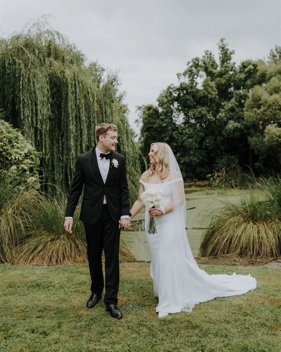 Laura + Rory&rsquo;s wedding day at @parehua_resort. A rainy start to the day 🌧️😅 but the vibes were high!! While their ceremony was inside, we still captured the dreamiest of photos outside this gorgeous venue. Thank you, @laurajeanmoulder and Ror