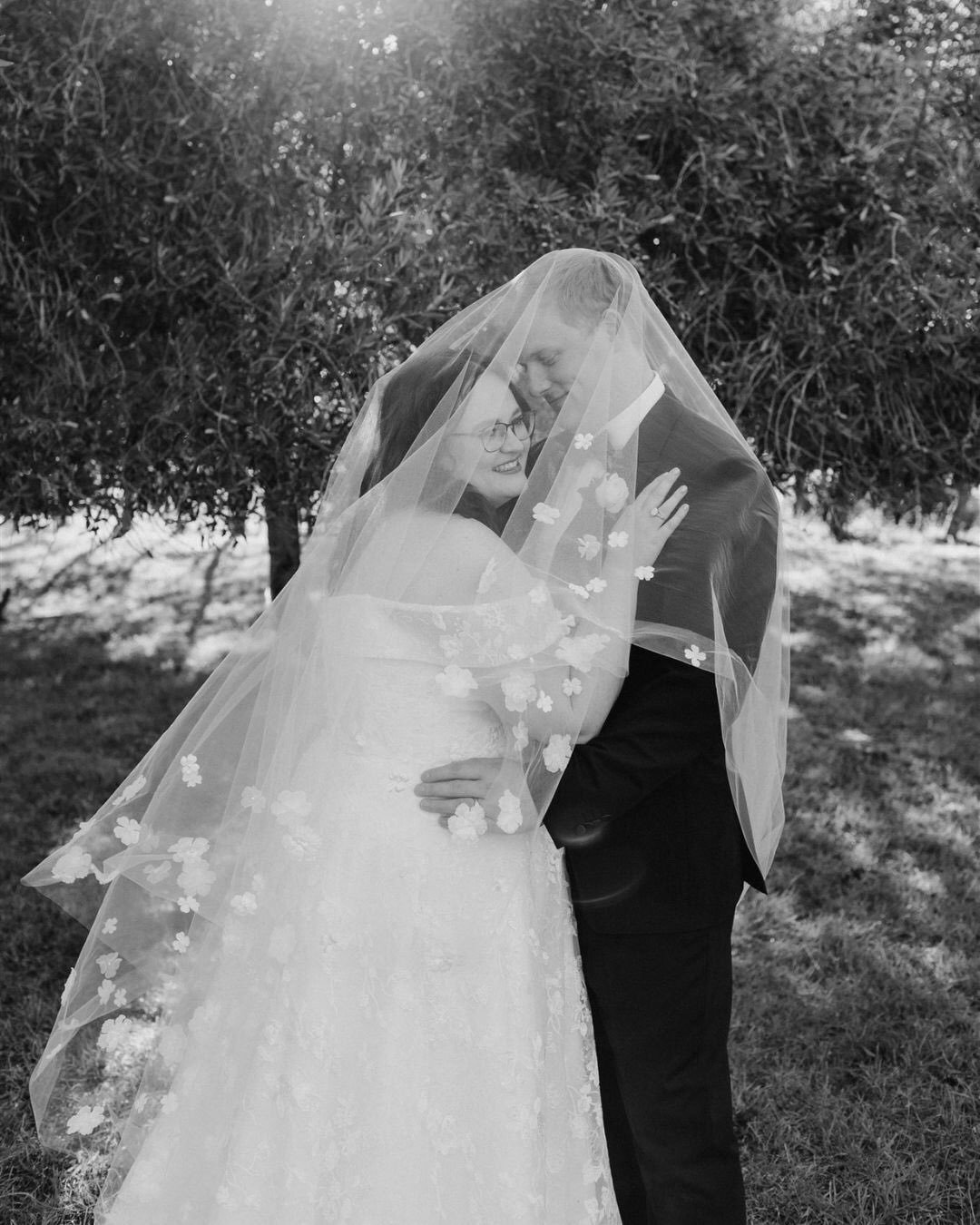 Sending lots of love out to these two who celebrated their one-year wedding anniversary yesterday! Can&rsquo;t believe it&rsquo;s been a year already since this fun day at @parehua_resort! @kaileen_b thanks again for asking us to capture these memori