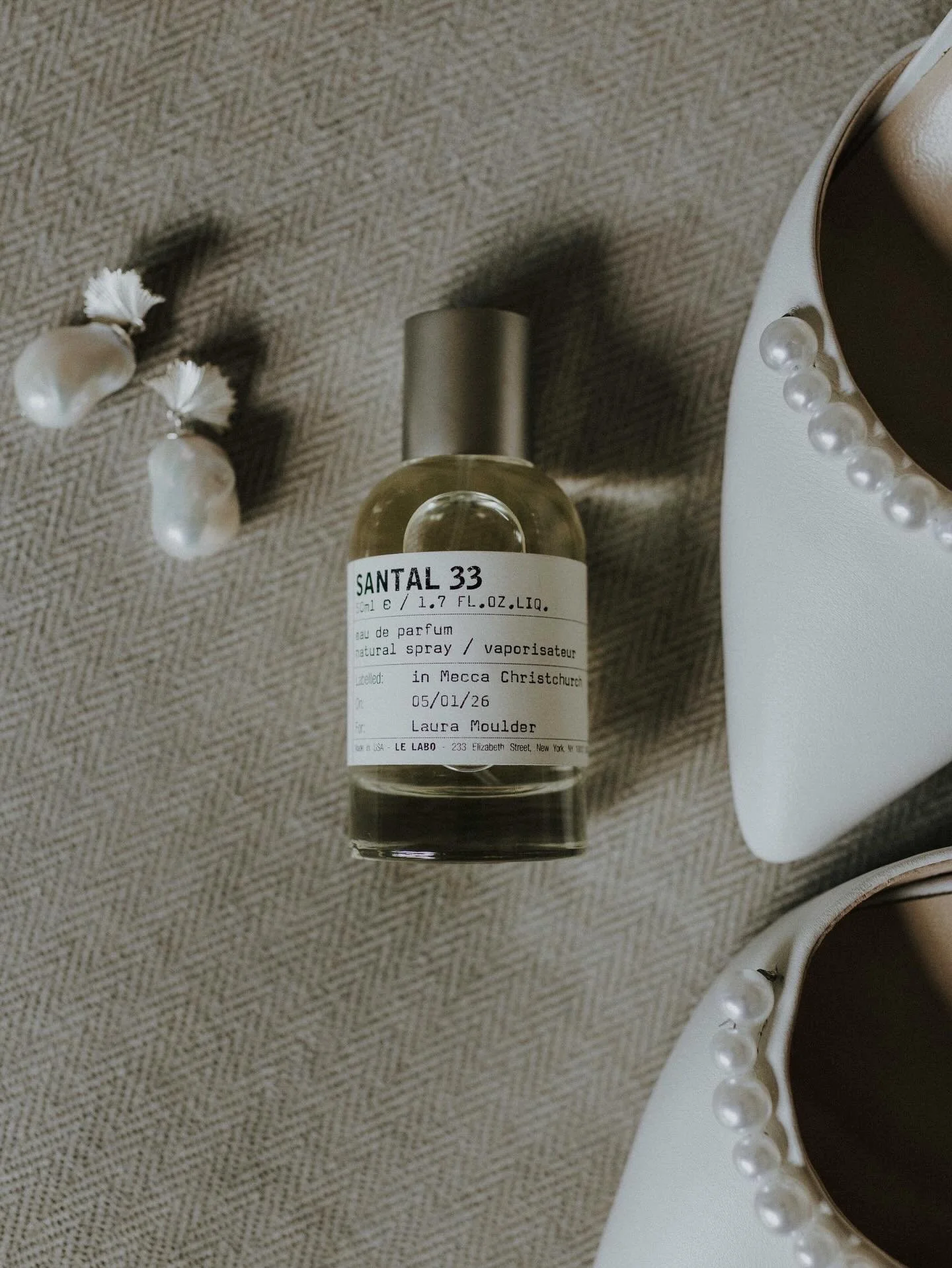 When your wedding perfume is custom and has your own name on it 😍 Details from Laura and Rory&rsquo;s wedding day ✨
⠀⠀⠀⠀⠀⠀⠀⠀⠀
Cake by: @stilettostudiocakes 
Rings: @zoeporterjewellery 
Dress: @paperswanbride