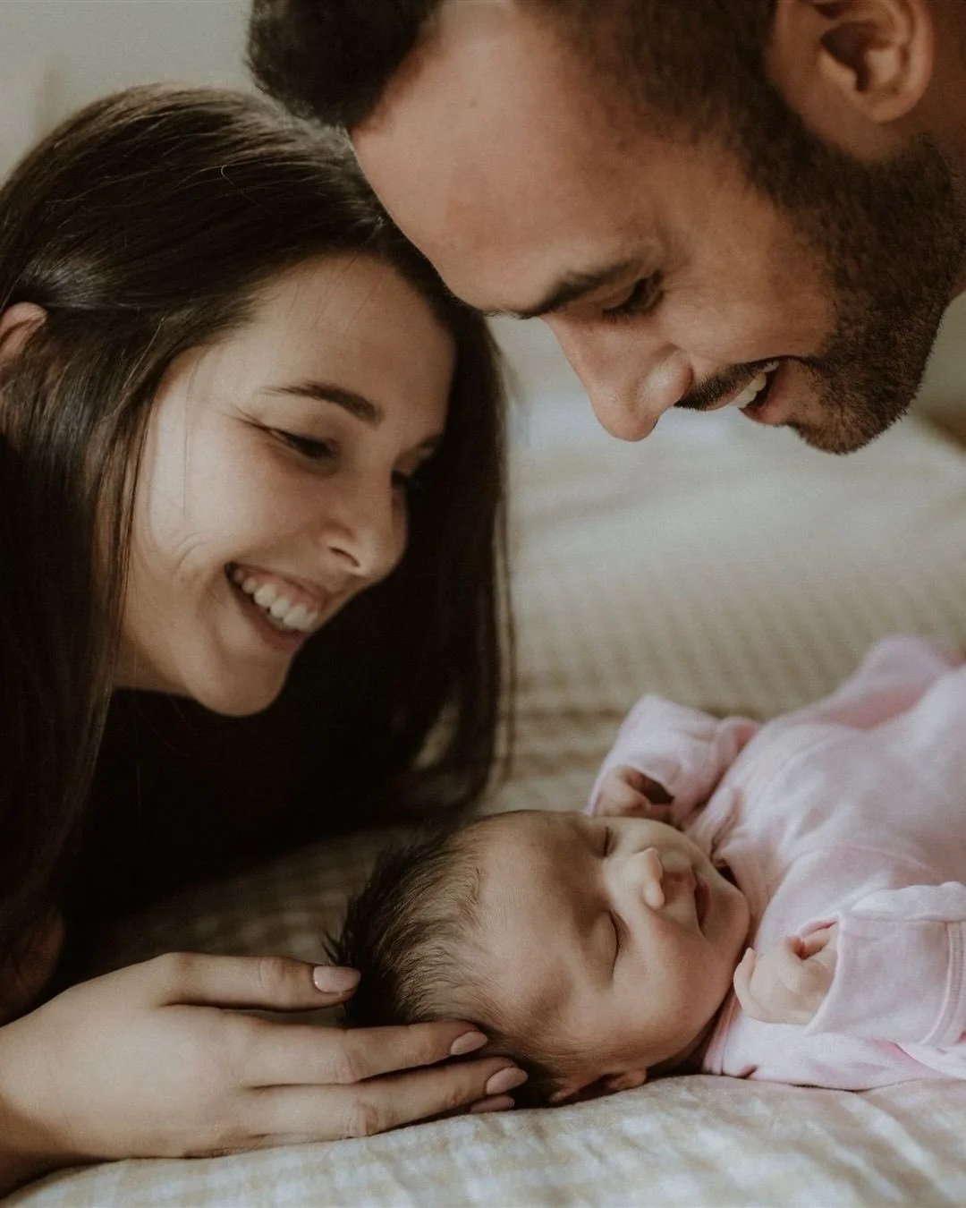 Cosy newborn photos taken in the comfort of their home 🥰 I loooove these sessions and my clients do too, mostly for how easy they are! These sessions are perfect for parents who want to document this special time with their newborn, in a way that fe