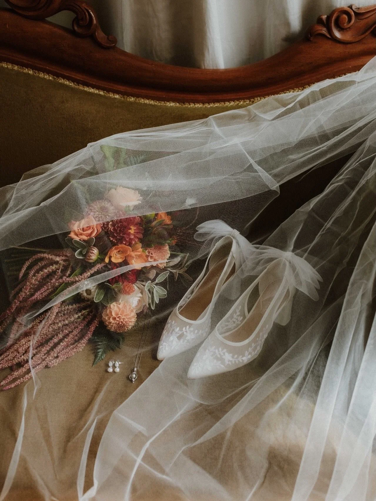 Ella&rsquo;s wedding details 😍 

Current turnaround time for wedding galleries is 5-6 weeks, with previews sent to couples within the first few days of their wedding. 
⠀⠀⠀⠀⠀⠀⠀⠀⠀
We have been working SO hard all season and feeling very proud of all t