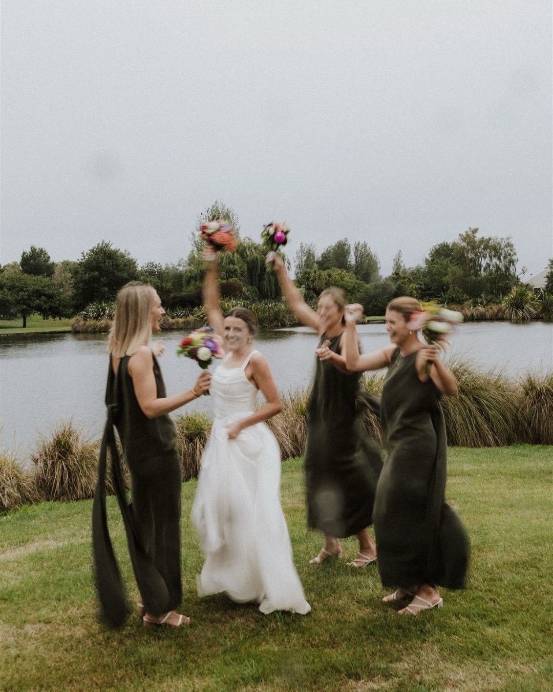 Dance in the rain with your girls on your wedding day vibes ☔️👏🏼